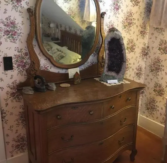 デラックスルーム, Old Iron Inn Bed And Breakfast