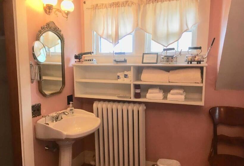 Номер Стандарт, Old Iron Inn Bed And Breakfast