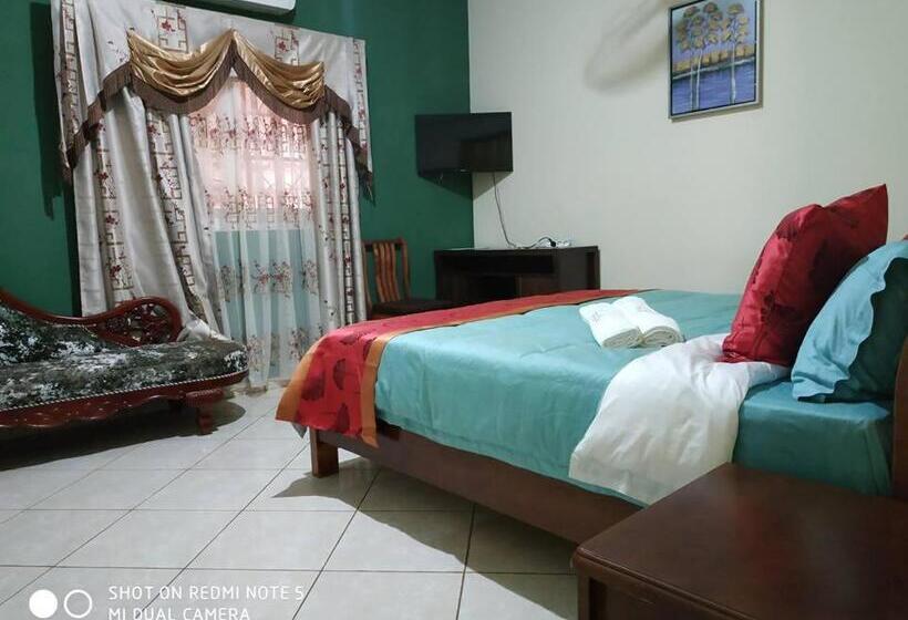 اتاق استاندارد سه نفره, Golden House