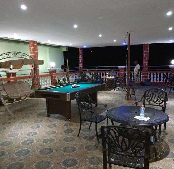 اتاق استاندارد سه نفره, Golden House