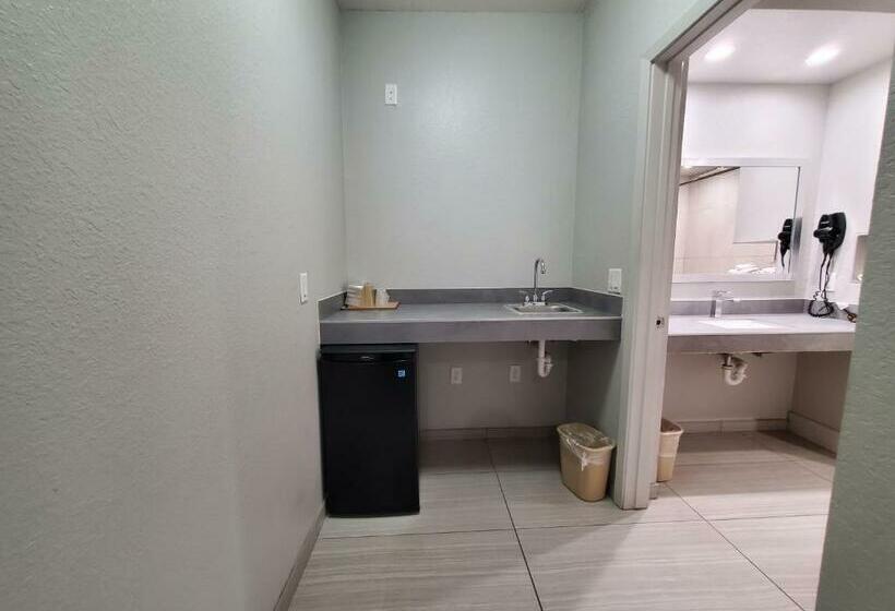 스탠다드 룸 킹사이즈 침대, Crystal Inn