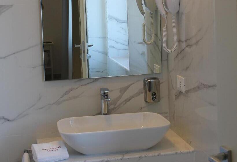 コンフォートトリプルルーム, Flos Guest House