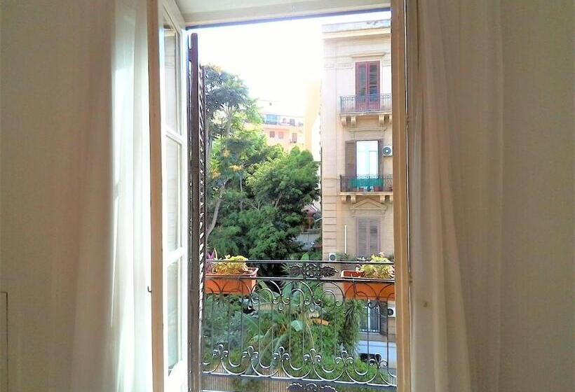 标准间带阳台, Bed&book Palazzo Cutelli