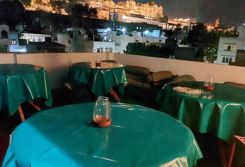 اتاق خانوادگی, Braj Villa