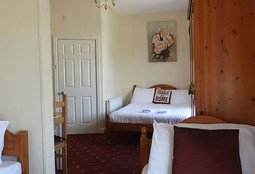 חדר משפחתי, The Merrydale Guest House