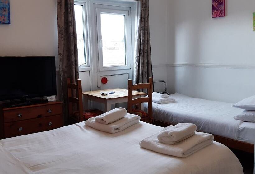 חדר משפחתי, The Merrydale Guest House