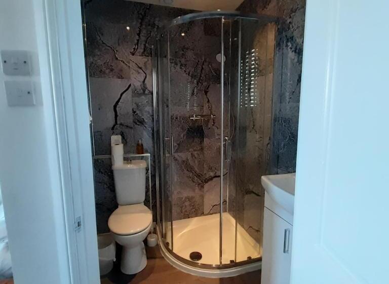 חדר משפחתי, The Merrydale Guest House