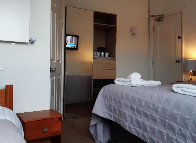 חדר משפחתי, The Merrydale Guest House