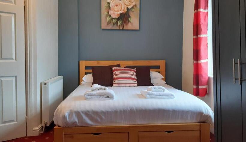 חדר משפחתי, The Merrydale Guest House