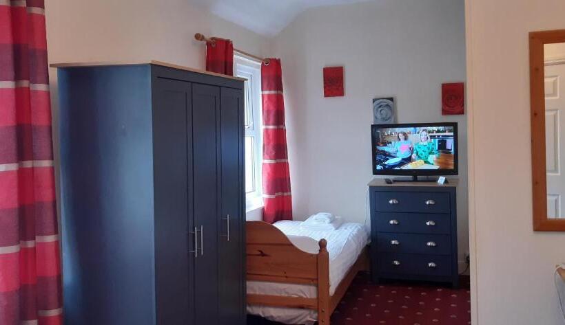 חדר משפחתי, The Merrydale Guest House