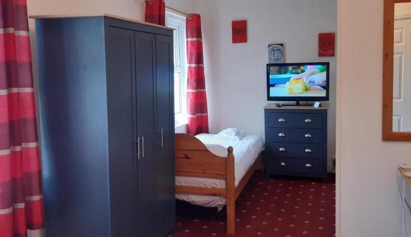 חדר משפחתי, The Merrydale Guest House