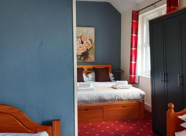 חדר משפחתי, The Merrydale Guest House