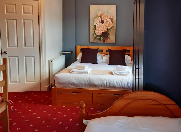 חדר משפחתי, The Merrydale Guest House