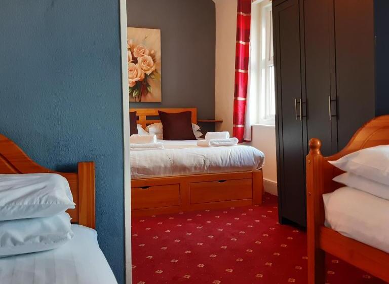 חדר משפחתי, The Merrydale Guest House