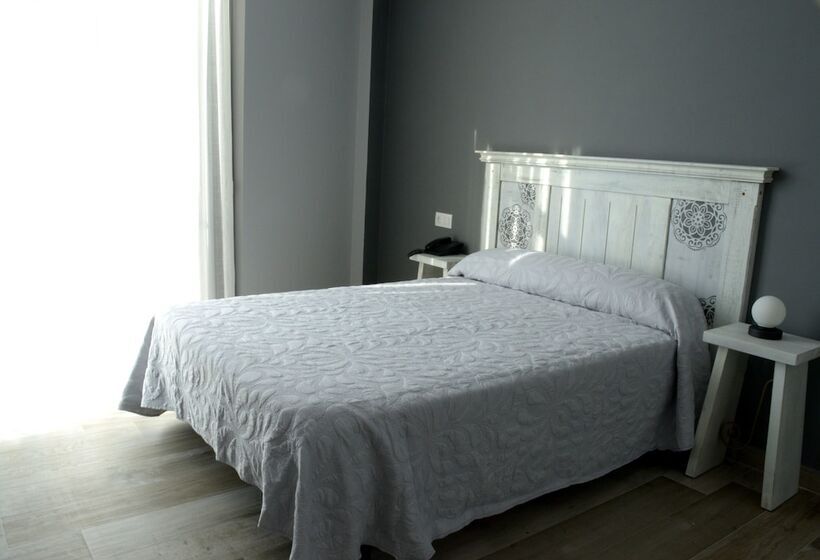 חדר סטנדרט יחיד, Mica