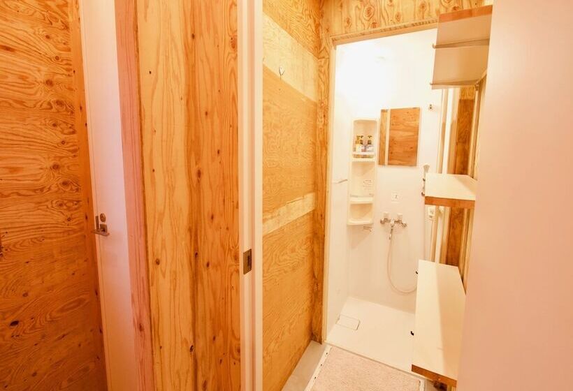 ルームシェアのワンベッド, Ishigaki Guesthouse Hive