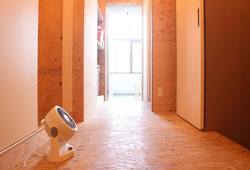 ルームシェアのワンベッド, Ishigaki Guesthouse Hive