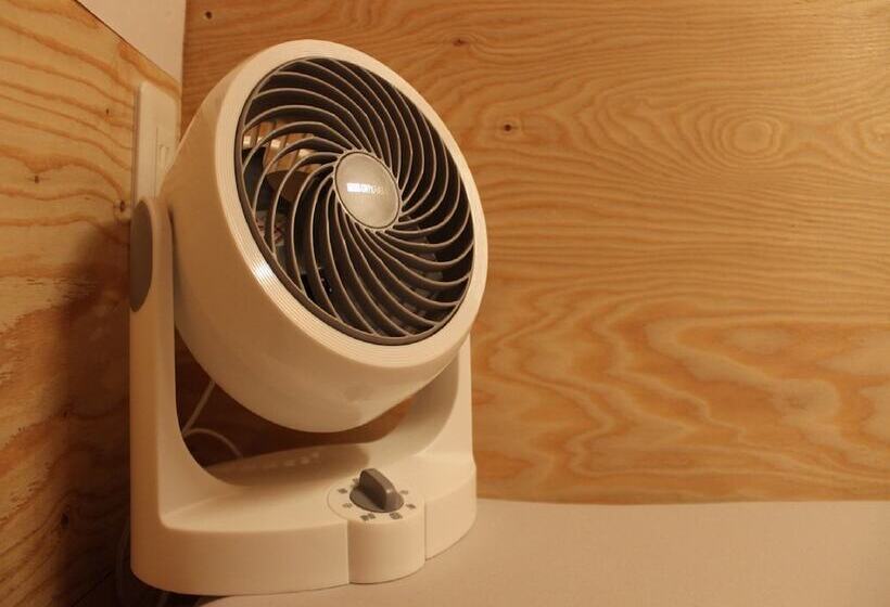 ルームシェアのワンベッド, Ishigaki Guesthouse Hive