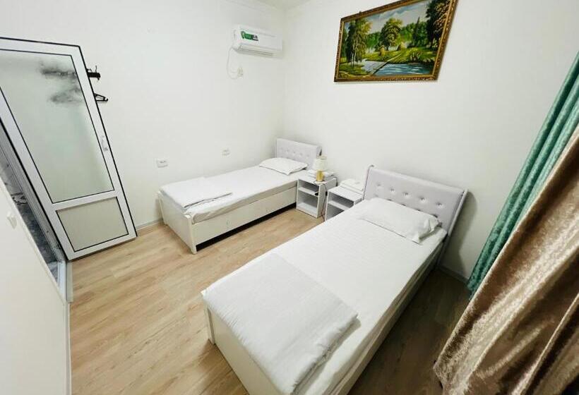 اتاق لوکس, Uncle Kolya Boutique