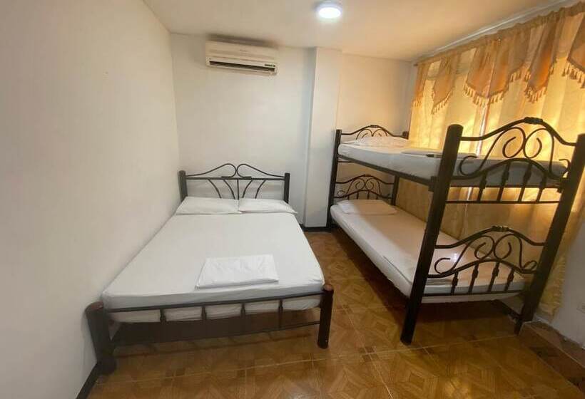 اتاق استاندارد چهار تخته, Hostal El Exito