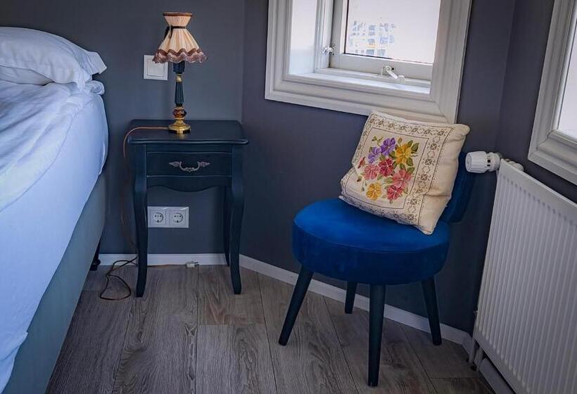 اتاق استاندارد با سرویس بهداشتی مشترک, Guesthouse Hóll