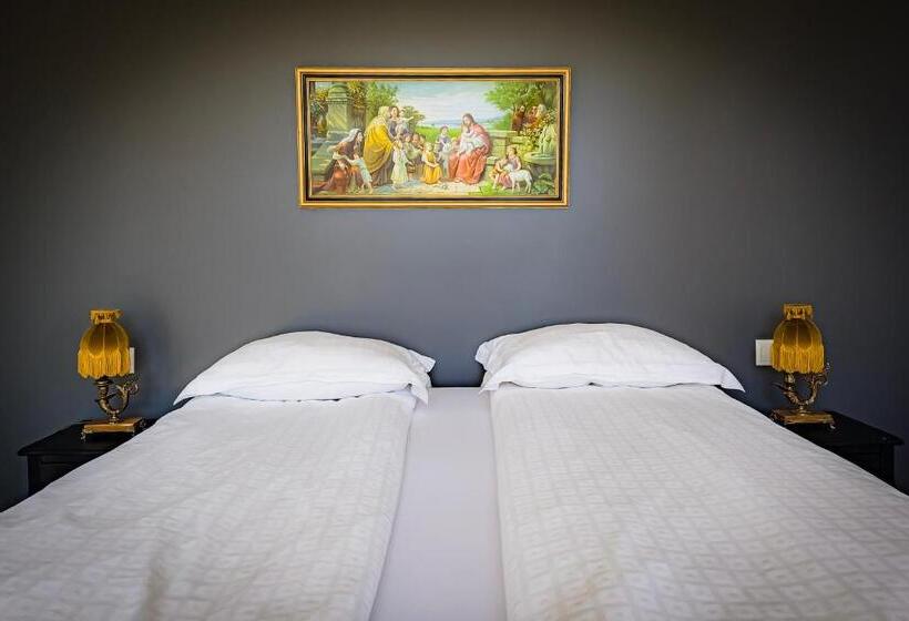 سوئیت جونیور با چشمانداز کوهستان, Guesthouse Hóll