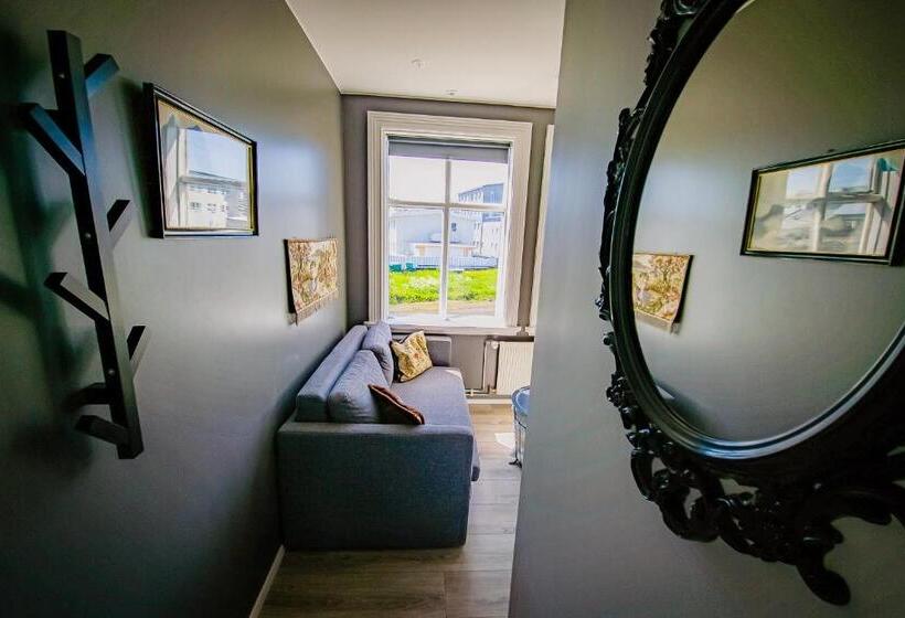 سوئیت جونیور با چشمانداز کوهستان, Guesthouse Hóll