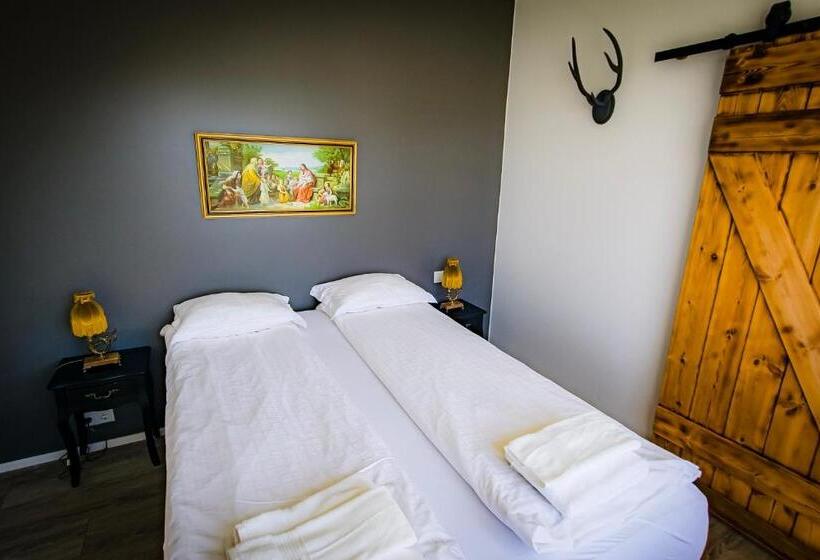 سوئیت جونیور با چشم‌انداز کوهستان, Guesthouse Hóll