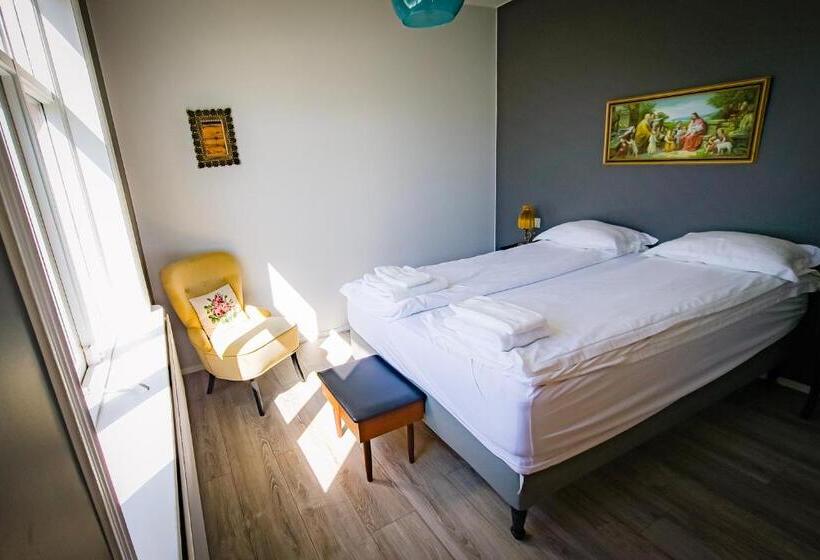 سوئیت جونیور با چشمانداز کوهستان, Guesthouse Hóll