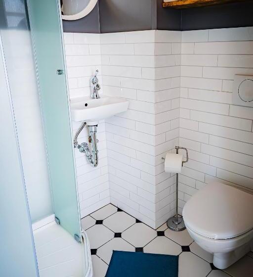 سوییت خانوادگی, Guesthouse Hóll