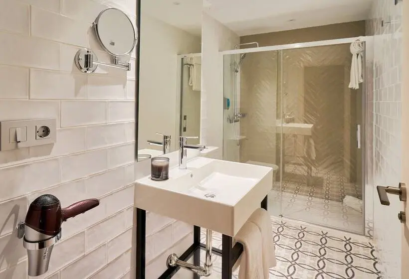 Ullakkohuone, Tandem Soho Suites
