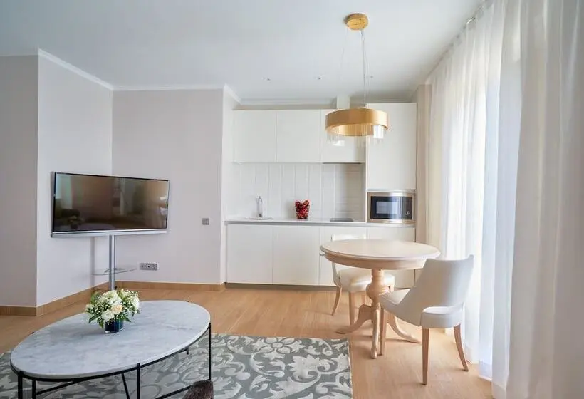 Ullakkohuone, Tandem Soho Suites