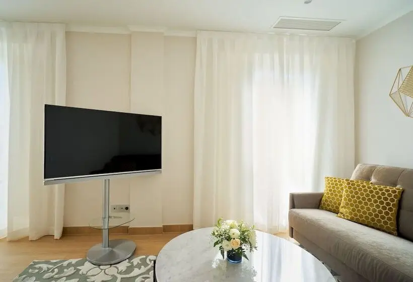 Ullakkohuone, Tandem Soho Suites