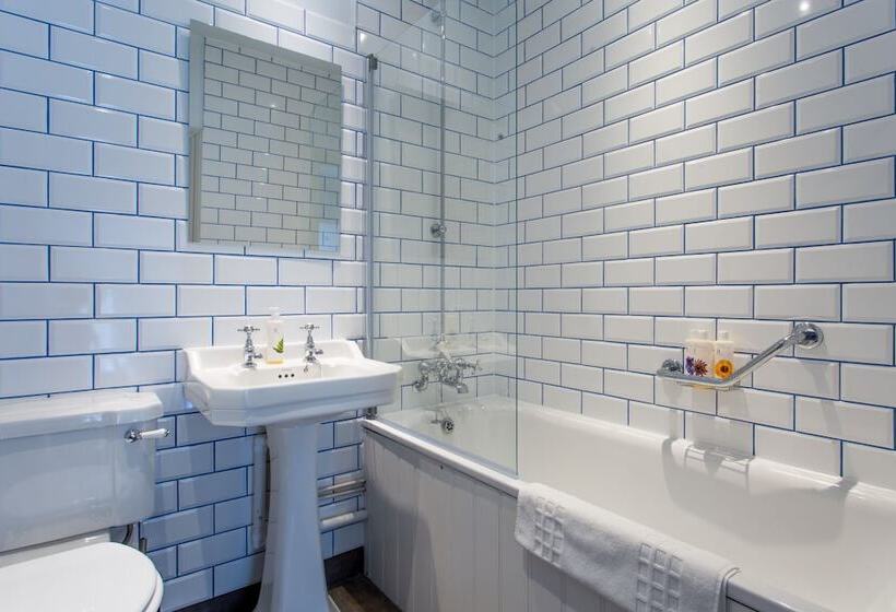 חדר דלוקס, The Dolphin