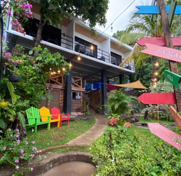 اتاق استاندارد با چشمانداز باغ, Captain Morgan Hostel Lake Coatepeque