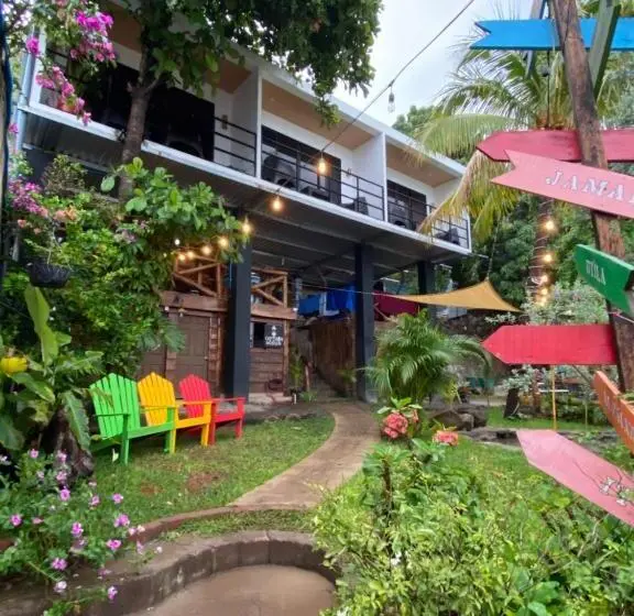 اتاق استاندارد با چشم‌انداز باغ, Captain Morgan Hostel Lake Coatepeque