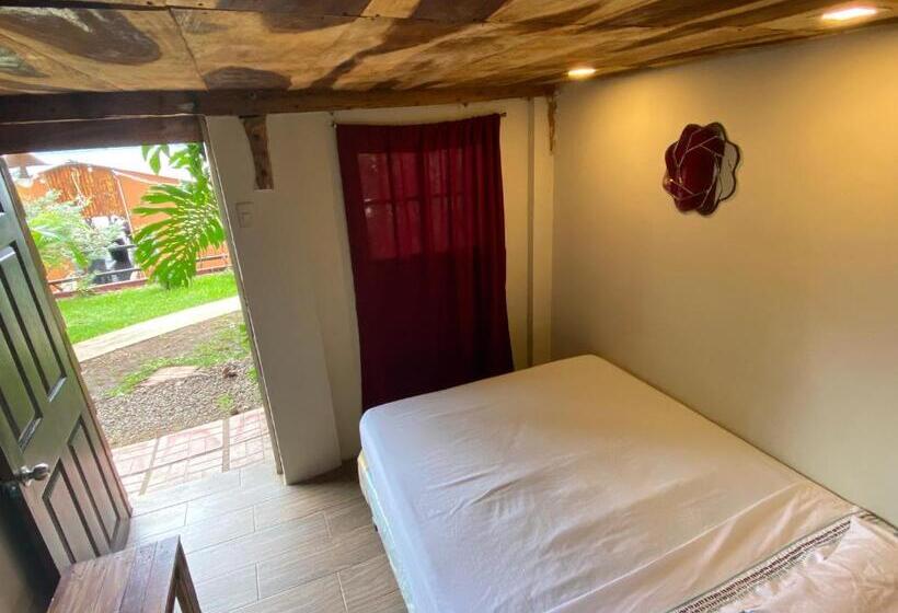 اتاق استاندارد با چشم‌انداز باغ, Captain Morgan Hostel Lake Coatepeque