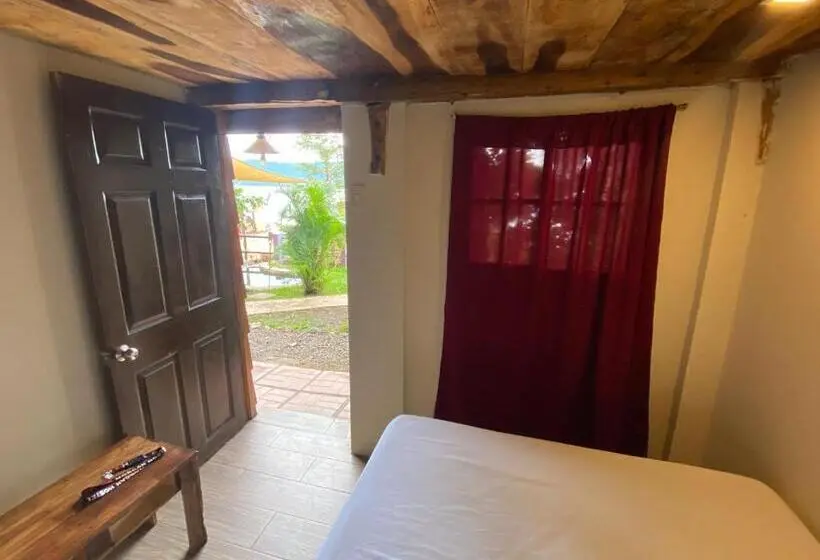 اتاق استاندارد با چشم‌انداز باغ, Captain Morgan Hostel Lake Coatepeque