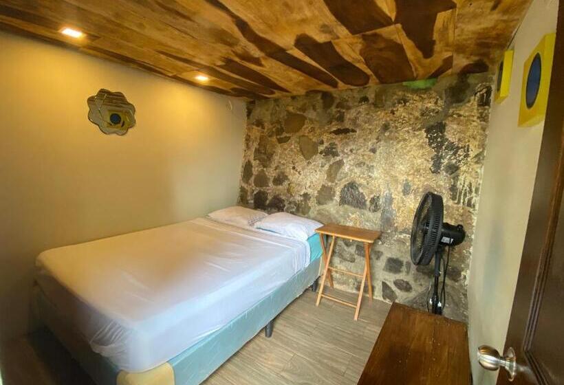 اتاق استاندارد با چشمانداز باغ, Captain Morgan Hostel Lake Coatepeque