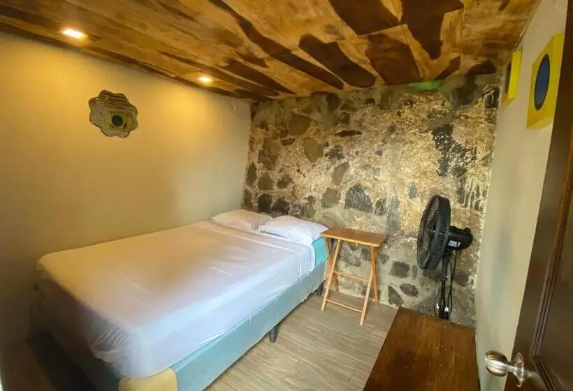 اتاق استاندارد با چشم‌انداز باغ, Captain Morgan Hostel Lake Coatepeque