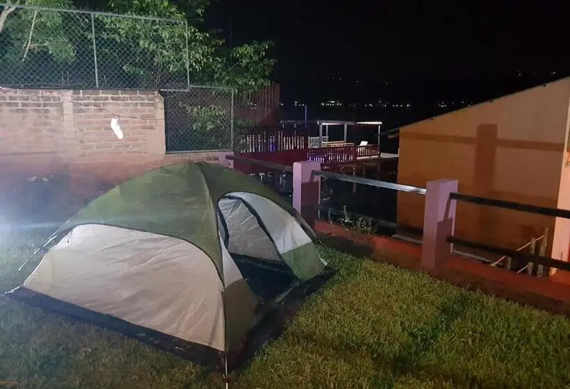 چادر با خدمات رفاهی استاندارد, Captain Morgan Hostel Lake Coatepeque