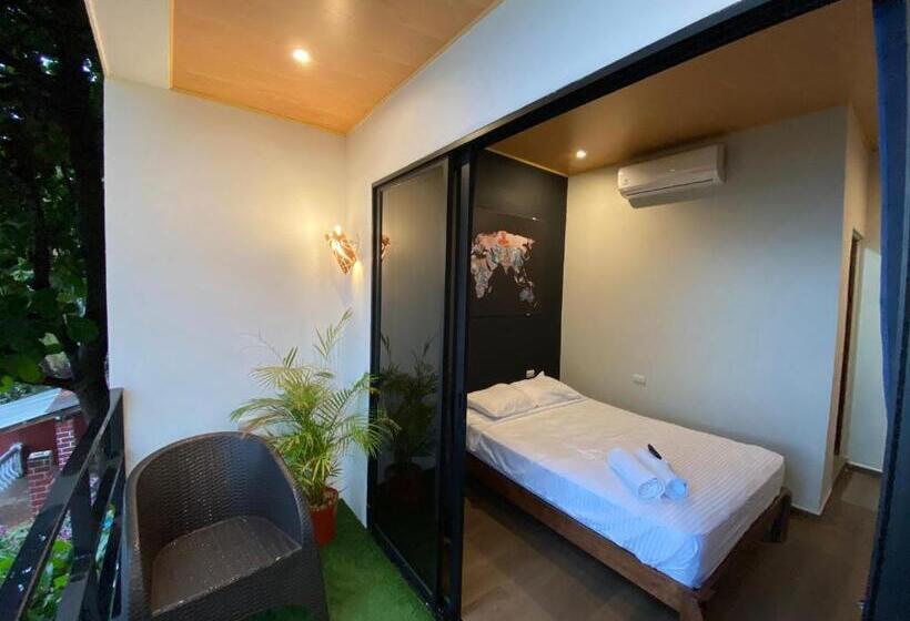 اتاق لوکس با بالکن, Captain Morgan Hostel Lake Coatepeque