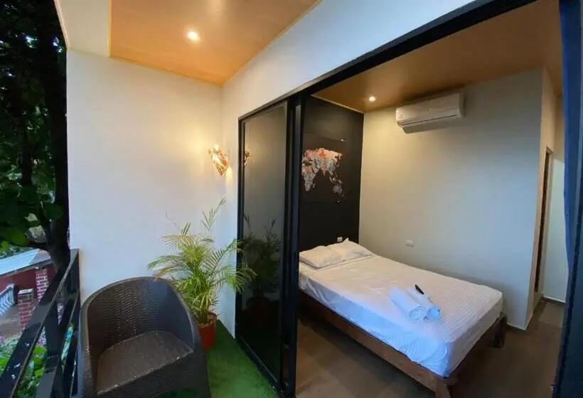 اتاق لوکس با بالکن, Captain Morgan Hostel Lake Coatepeque