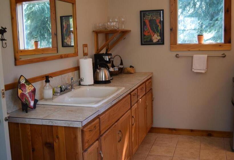 جناح ديلوكس, The Bluff On Whidbey