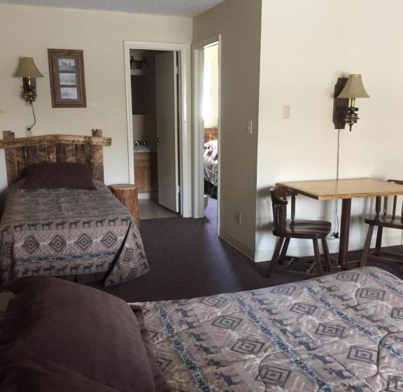 Номер Стандарт Трехместный, Rocky Mountain Lodge