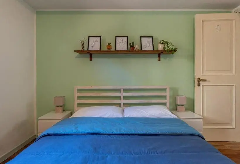 庭の見えるスタンダードトリプルルーム, Bouganville Home Mondello