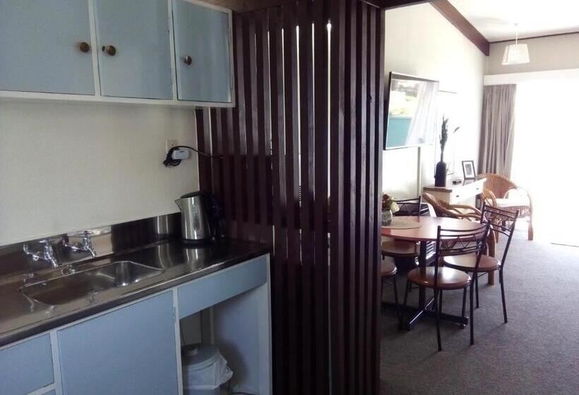 חדר משפחתי לארבעה, Redwood Lodge Motel