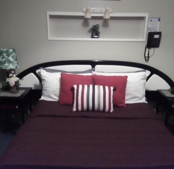 חדר משפחתי לארבעה, Redwood Lodge Motel