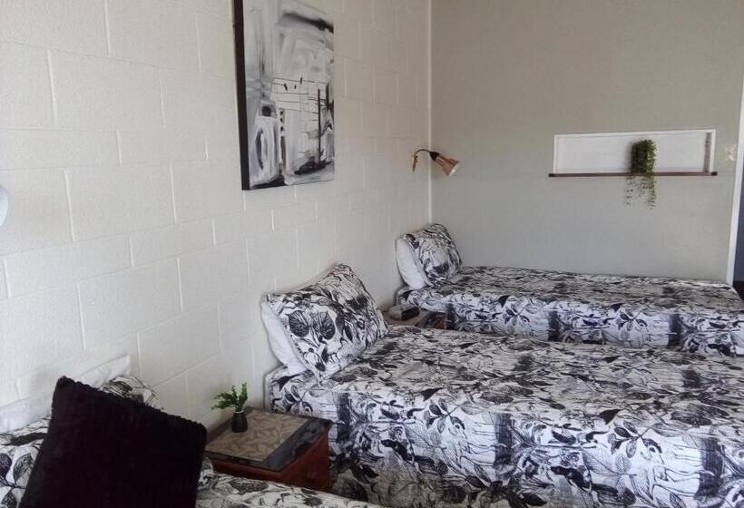 חדר משפחתי לארבעה, Redwood Lodge Motel