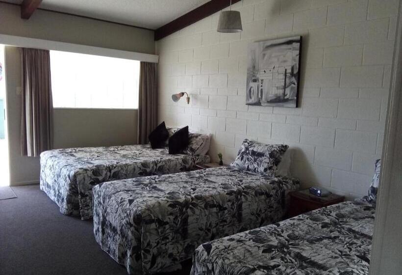 חדר משפחתי לארבעה, Redwood Lodge Motel